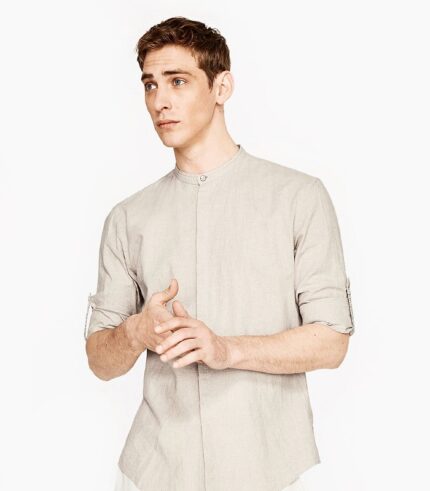 Camisa beige sin cuello para hombre