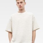 Top y falda de rayas diplomáticas con hombros descubiertos